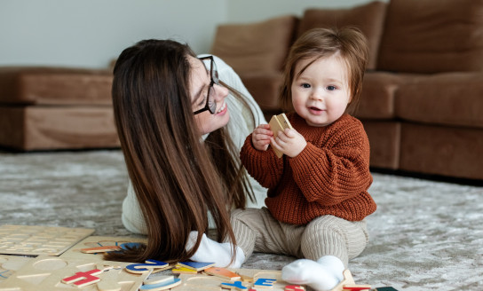 Baby, māmā and puzzle